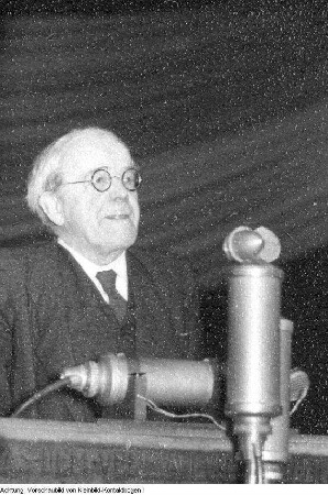 Leipzig. D. Herz, Pfarrer in Leipzig, Mitglied des Weltfriedensrates, auf einer Tagung in der Kongreßhalle am Zoo in Leipzig (Protest gegen die westorientierte Politik Dr. Adenauers), Januar 1951