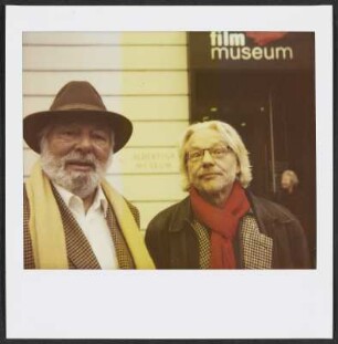 Wolfram Siebeck und ein Mann namens Riedel vor der Albertina in Wien