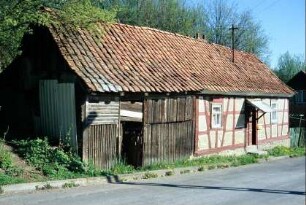 kleines Wohnhaus mit Scheune am Feldweg nach Römhild