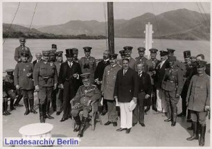 Ludwig II., König von Bayern mit deutschen und österreichischen Offizieren