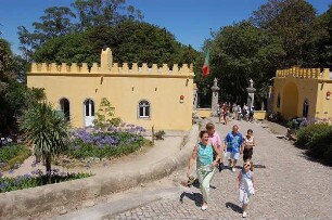 Kleinstadt Sintra bei Lissabon : Sintra bei Lissabon. Eingang zum Parkgelände des Palacia da Pena auf dem Gipfel der Serra de Sintra, aufgenommen 2006