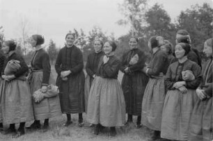 Jugendfest in Spreewitz. Zuschauerinnen. : Swjedźeń młodźiny w Sprjejcach. Přihladowarki.
