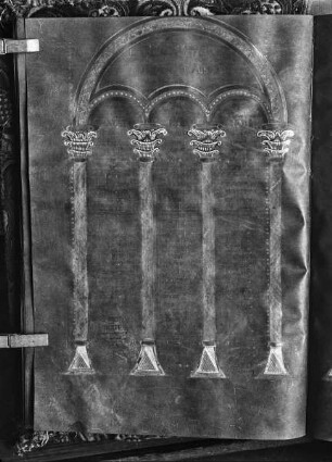 Canon tertius in quo tres