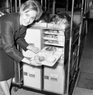 Frankfurt (Main)? Lufthansa-Küche. Angestellte der Lufthansa präsentiert ein Frühstückstablett