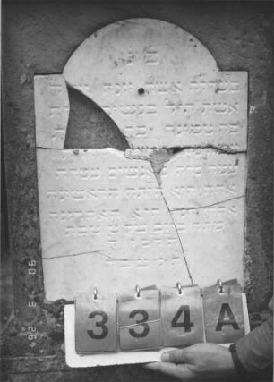 Grabstein 334 (Index: 100009390) Zustand: Vorderseite: Inschrifttafel mehrfach zerbrochen und wiedereingesetzt, kleine Teile fehlen Maße HxBxT: 188x60x20 cm: Grabstein 334A (Detailaufnahme)