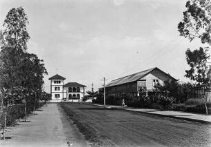 Gebäudeansicht : Gebäude an einem Straßenrand.