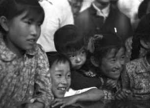 Kindergruppe, offenbar einer Lesung zuhörend : Lanzhou (China). Kindergruppe, offenbar einer Lesung zuhörend