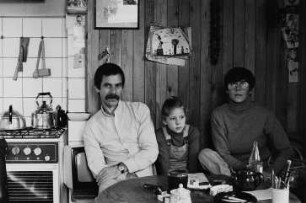 Familie B. (Kinderneuropsychiater, Lektorin) in der Küche
