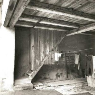 Wilsdruff-Mohorn, Zur alten Silberstraße 6. Bauernhof (1855), Wohnstallhaus. Zugang zum Heuboden in der Durchfahrt