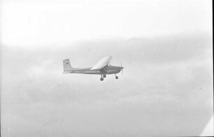 Oberrimsingen: Cessna 172 mit beiden Fallschirmspringern beim Hochdrehen