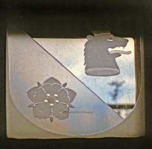 Kreistagssitzungssaal: Fensterfront: Wappen des Amtes Bargteheide-Land
