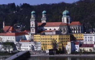 Stadt und Dom in Passau : Stadtübersicht mit Domtürmen, aufgenommen in Passau ca. 2001