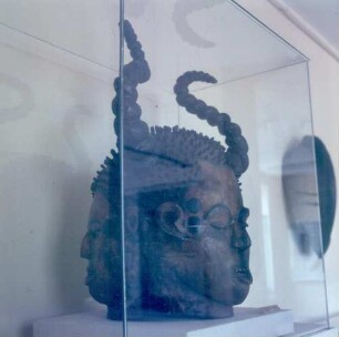 Offenbach am Main, Frankfurter Straße 86. Deutsches Ledermuseum / Schuhmuseum. Dreigesichtiger Maskenkopf aus Südkamerun. Holz, mit Antilopenhaut bezogen; überlebensgroß