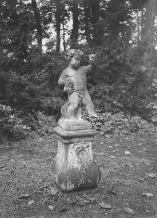 Putto (Allegorie des Herbstes) : Lichtenwalde, Schlosspark, Putto, eine Allegorie des Herbstes im Mittelgarten