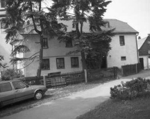 Triebel-Sachsgrün, Dorfstraße . Pfarramt. Straßenansicht mit Einfriedung