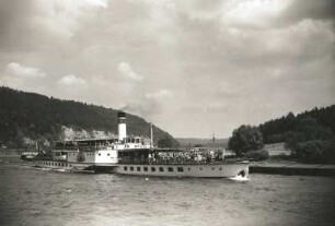 Sächsische Schweiz. Personen-Seitenraddampfer "Leipzig" (1929, Werft Laubegast) stromauf unterhalb Königstein