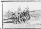 Vier Soldaten mit Hund vor einer Kanone