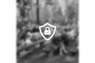Deutscher Gewerkschaftsbund (DGB): Veranstaltung zum 1. [Name maskiert] der Arbeit): Bad Oldesloe: Bürgerpark: Naturbühne: Sitzbänke mit Zuschauern: 1. [Name maskiert]