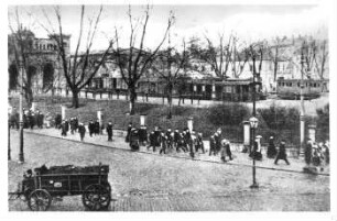 140 Jahre Empfangsgebäude Bayerischer Bahnhof in Leipzig: "Die Bayern kommen" und eilen zur Arbeit, 1907.