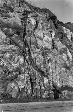 Diabasgänge im Granit : Granitwand mit Diabasgänge bei Valparaíso.