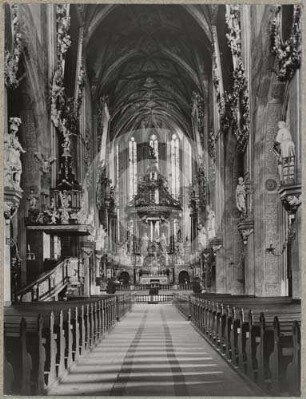 Mittelschiff der katholischen Pfarrkirche Schweidnitz nach O