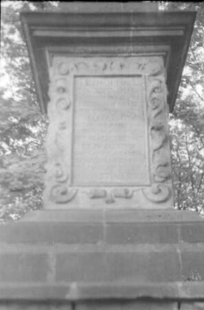 Fulda: Säule, Inschrift