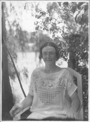 Marianne Heinrich (spätere verehelichte Schmiedel) in Lübeck in einem Garten