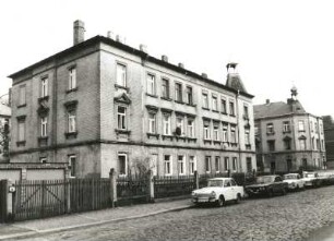 Dresden-Kaditz, Wächterstraße 50/Leuckartstraße 12. Doppelwohnhaus mit Einfriedung (um 1900). Straßenansicht von Nordwesten