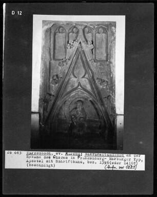 Sakramentsnische im Frankenberg-Marburger Typ, Apostel mit Schriftband