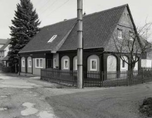 Neugersdorf, Umgebindehaus : Neugersdorf. Wohnhaus (1. Hälfte 19. Jahrhundert), Wiesenstraße 55. Eckansicht mit Einfriedung