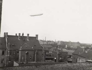 Leipzig. Zeppelin vom Dach des Hauses Schenkendorfstr. 59. Blick über das Gleisvorfeld des Bayerischen Bahnhofes, im Hintergrund ist das noch stehende Gebäude der Universitätsklinik Leipzig (UKL) zu sehen