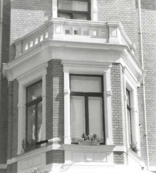 Markneukirchen, Erlbacher Straße 13. Villa (um 1890). Erker mit Balkon
