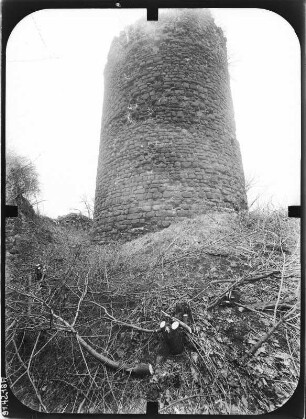 Herrmannsacker. Ruine der Ebersburg (um 1181). Bergfried