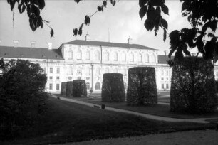Oberschleißheim: Schloss Schleißheim, Westfassade mit Parkanlage