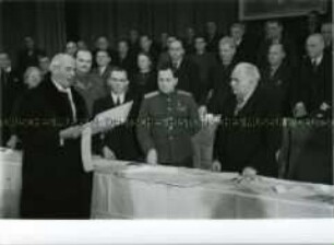 Oberbürgermeister Arthur Werner verleiht Wilhelm Pieck zum 70.Geburtstag die Ehrenbürgerwürde Berlins