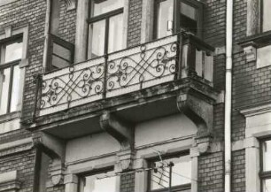 Dresden-Neustadt, Bischofsweg 50. Wohnhaus mit Laden (um 1895). Balkon (2. Obergeschoß)