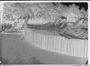 Staustufe Schweinfurt. Rammen der Spundwand am Grundablass für den Bau der oberhalb der Maxbrücke gelegenen Oberkanal-Ufermauer. Schweinfurter Pegel = 110 cm.