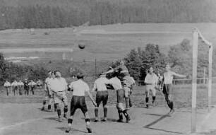 Arbeitersportler beim Fußballspiel : Arbeitersportler beim Fußballspiel