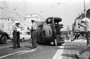 Zusammenstoß zwischen einer Straßenbahn und einem LKW infolge falscher Weichenstellung.