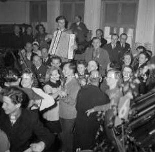 Maifeier bei der Neuen Berliner Illustrierten