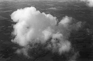 Auf dem Weg von Berlin-Schönefeld nach Bristol : Auf dem Weg von Berlin-Schönefeld nach Bristol, Wolke über England