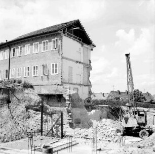 Erweiterungsbau [später Gebäude C] mit Kreistagssitzungssaal: IV. Bauabschnitt: Abbruch von Giebelwand und Fundament des Erweiterungsbaus II. Bauabschnitt an Reimer-Hansen-Straße: im Vordergrund Baugrube mit Bagger