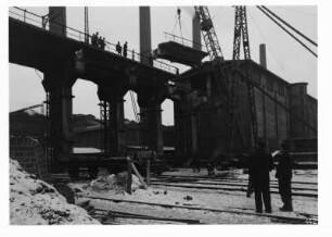 Industrie-Kraftwerk. Demontage der aufgeständerten (alten) Trasse der Grubenbahn mit Auslegerkran : Lauta (Niederlausitz). Industrie-Kraftwerk. Demontage der aufgeständerten (alten) Trasse der Grubenbahn mit Auslegerkran