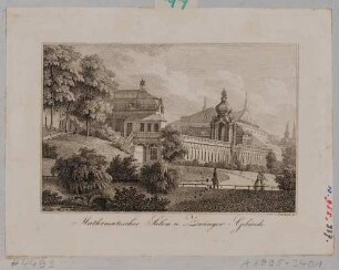 Der Zwinger in Dresden von Westen über den zugeschütteten Zwingergraben mit Mathematisch-Physikalischem Pavillon, Langgalerie und Kronentor, im Hintergrund das große Opernhaus am Zwinger und das Dach der Sophienkirche