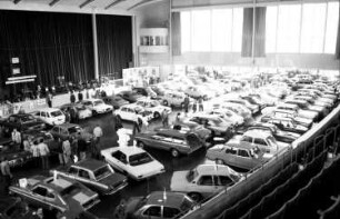 Freiburg: Stadthalle; Gebrauchtwagenschau; Autos in der Stadthalle; von oben