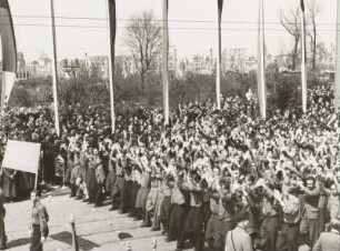 Dresden. Maidemonstration 1951 : Demonstrationszug von der Güntzstraße zum Straßburger Platz (Fucikplatz) in Dresden