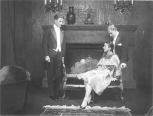 Der Herr seines Herzens. Schauspiel in drei Akten von Paul Raynal (deutsch von Stephan Hock). Staatsschauspiel Dresden, Dresdner Erstaufführung 08.09.1927 : Szene mit Felix Steinböck als Simon, Alice Verden als Aline und Adolf Wohlbrück als Henry