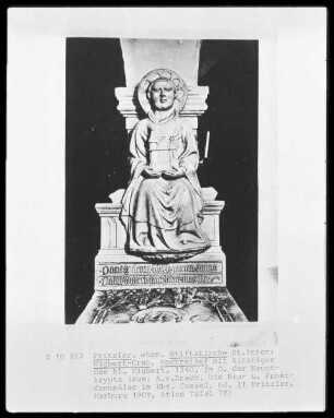 Tumba des heiligen Wigbert mit Sitzfigur des Heiligen