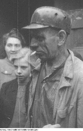 Oelsnitz/Erzgeb. VEB Steinkohlewerk Oelsnitz. Karl-Liebknecht-Schacht, Hochleistungsschicht, 22. April 1950 & Oelsnitz/Erzgeb. VEB Steinkohlewerk Oelsnitz. Jugendbrigade nach der Hochleistungschicht im Schacht "Karl Liebknecht", 1950