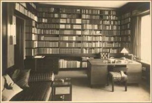 Landhaus Dr. Schneider Inneneinrichtung: Arbeitszimmer Schreibtisch raumhohe Bücherregale